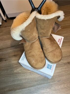 UGG Daelynn Chestnut Suede Leather Bow Boots 1019983 women’s 9 UK7 EUC